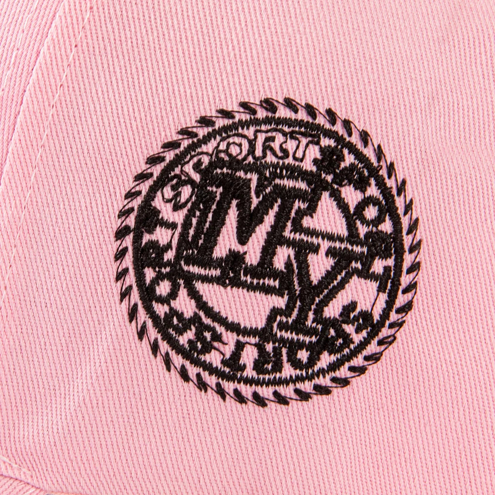 Fashionable baseball cap: Enhance your outdoor Image! Featuring classic New York logos and retro badges, it is both fashionable