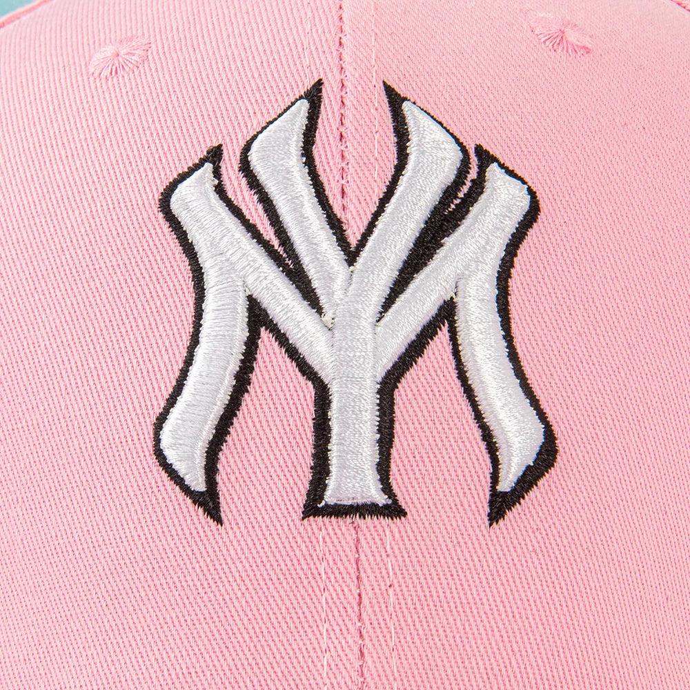 Fashionable baseball cap: Enhance your outdoor Image! Featuring classic New York logos and retro badges, it is both fashionable