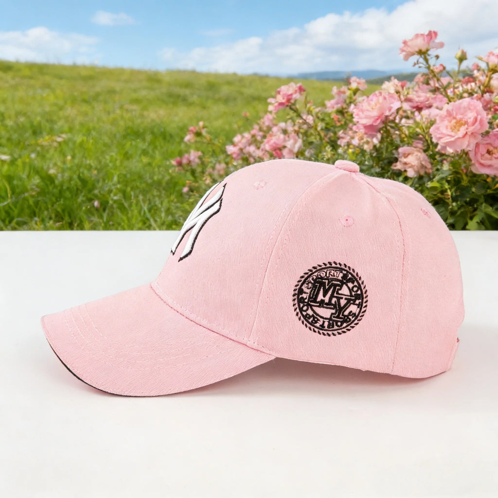 Fashionable baseball cap: Enhance your outdoor Image! Featuring classic New York logos and retro badges, it is both fashionable