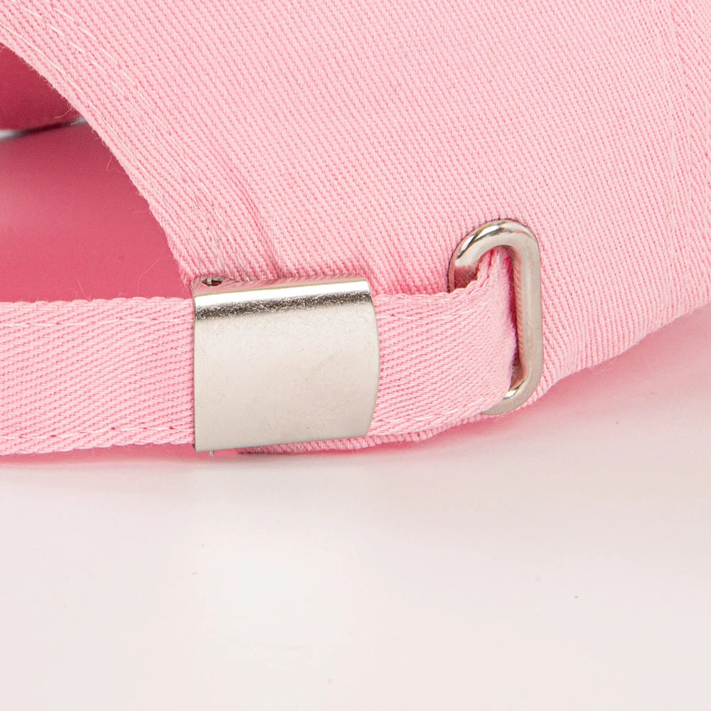 Fashionable baseball cap: Enhance your outdoor Image! Featuring classic New York logos and retro badges, it is both fashionable